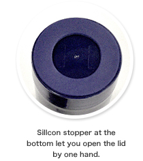 Sillcon stopper at the bottom let you open the lid by one hand.